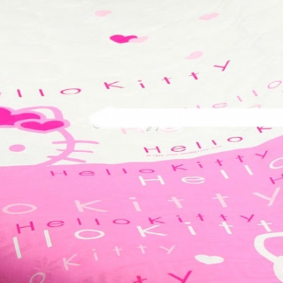Têxtil de cama cor-de-rosa com padrão Hello Kitty e texto repetido