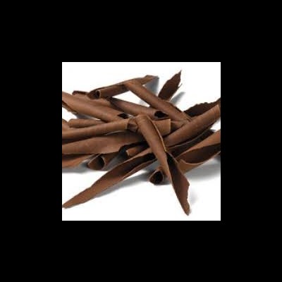 Gravetos de chocolate enrolados castanhos escuros em fundo branco