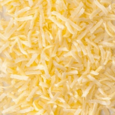 Queijo ralado amarelo claro e branco com textura fina e irregular