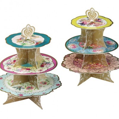 Dois suportes para bolos ou cupcakes de papelão decorados com flores e detalhes dourados