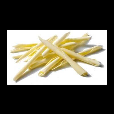 Espargos brancos frescos sobre fundo branco