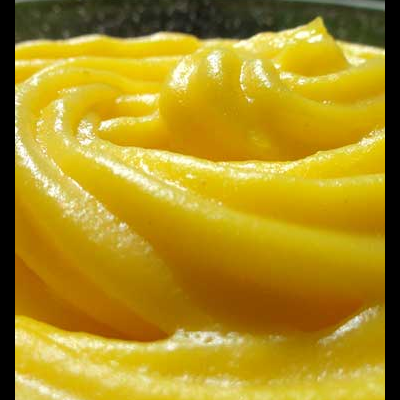 Puré de batata-doce laranja cremosa com textura ondulada