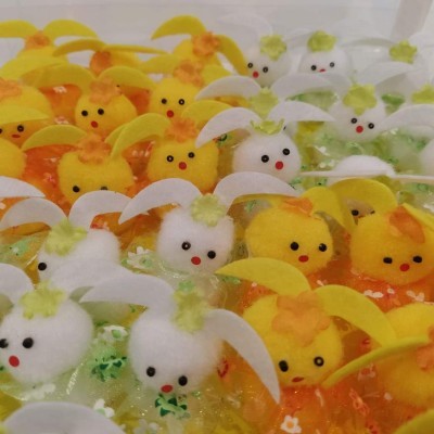 Coelhinhos e pintainhos decorativos em feltro amarelo e branco com detalhes florais