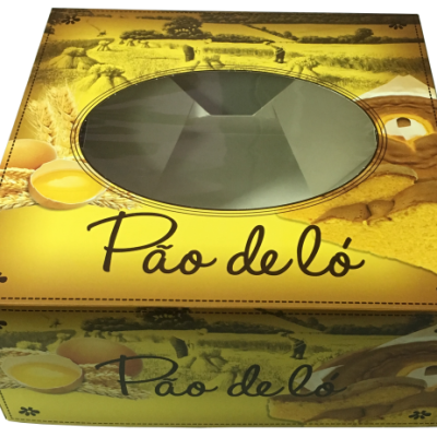 Caixa amarela de Pão de Ló com janela transparente e ilustrações de ingredientes