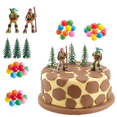 Bolo decorativo com figuras de tartarugas ninjas, balões coloridos e árvores verdes