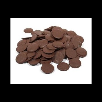 Gotas de chocolate castanho escuro sobre fundo branco