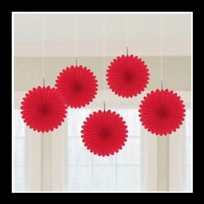 Cinco decorações de papel vermelho penduradas com padrão de leque