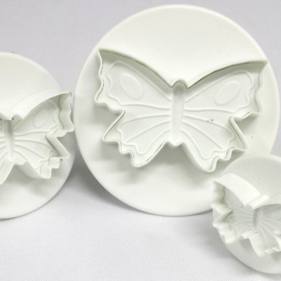 Conjunto de cortadores de biscoitos brancos em forma de borboleta