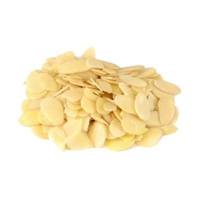 Lascas de amêndoa creme em fundo branco