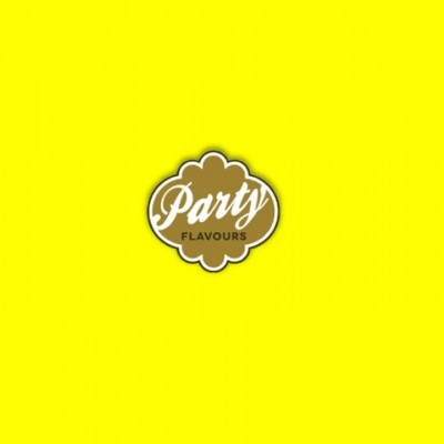 Fundo amarelo com selo circular castanho e branco com texto Party FLAVOURS