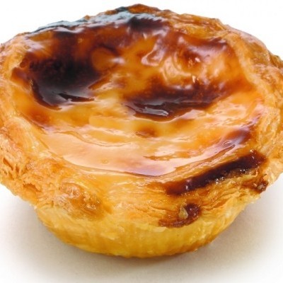 Pastel de nata com crosta folhada dourada e recheio cremoso