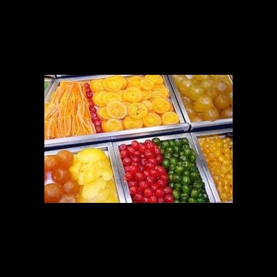 Bandejas metálicas com frutas em calda coloridas organizadas para venda