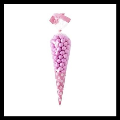 Saco plástico em forma de cone com pequenas bolas rosa e decoração de bolinhas brancas sobre fundo rosa