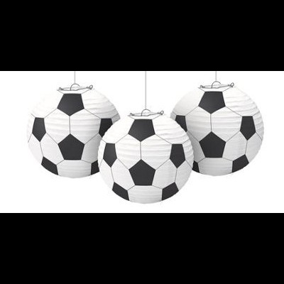 Três lanternas redondas com padrão de bola de futebol penduradas