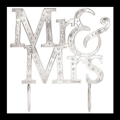 Topo de bolo prateado com letras decorativas e pedras brilhantes