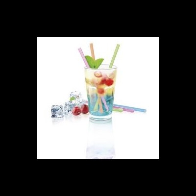 Copo de vidro com bebida colorida, gelo e palhinhas coloridas