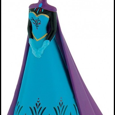 Boneca de princesa com vestido azul e capa roxa.