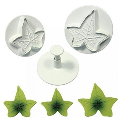 Cortadores em plástico branco em forma de folhas de hera com folhas verdes artificiais.