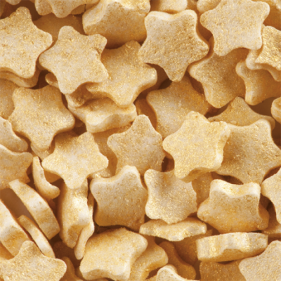 Snacks em forma de estrelas cor bege clara com textura crocante