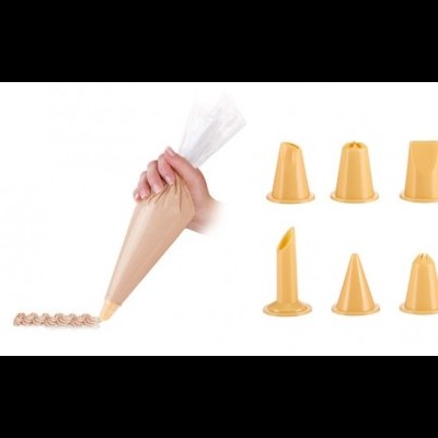 Saco de pasteleiro transparente com creme castanho e seis boquilhas amarelas