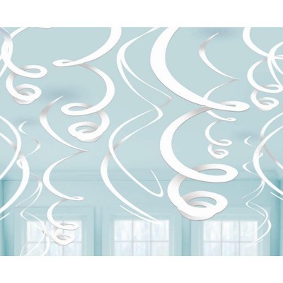 Decorações pendentes em espiral brancas suspensas no teto