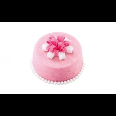 Bolo decorado com pasta de açúcar rosa e laço no topo