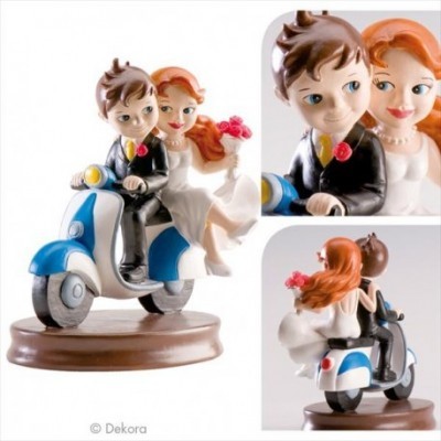 Figuras decorativas de noivos de resina em mota azul e branca, com base castanha