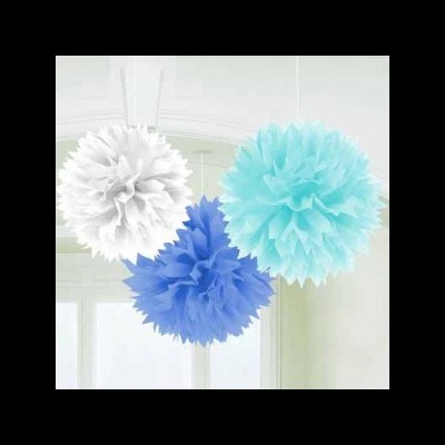 Três pompons decorativos em papel de cores branco, azul claro e azul escuro pendurados