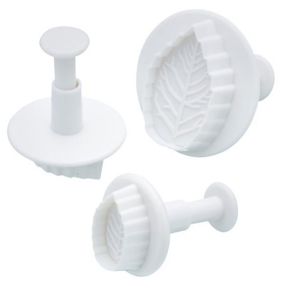 Conjunto de cortadores de massa em plástico branco com design de folha.