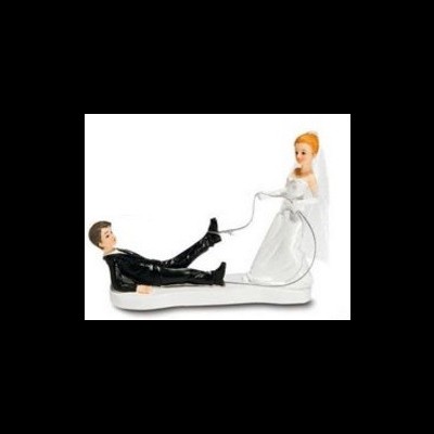 Figura decorativa de casamento com noiva a puxar noivo vestido de preto