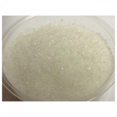 Recipiente plástico com cristais brancos translúcidos