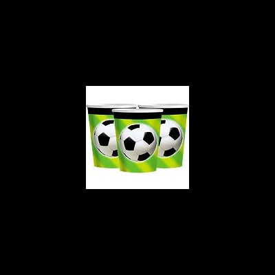 Três copos de papel com estampa de bola de futebol preto e branco em fundo verde