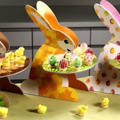 Suportes decorativos em forma de coelho com doces e miniaturas de pintainhos