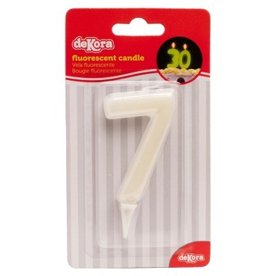 Vela de aniversário número 7 branca em embalagem blister de cor vermelha e cinzento às riscas