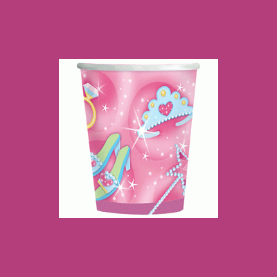 Copo descartável rosa com desenhos de tiara, anel, sapatos e varinha mágicos