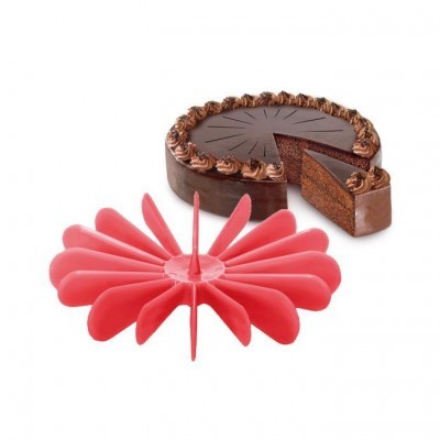 Bolo de chocolate decorado e suporte rosa em forma de flor