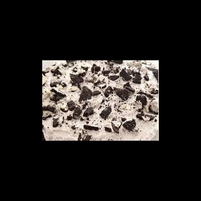 Sobremesa cremosa com pedaços de bolacha de chocolate