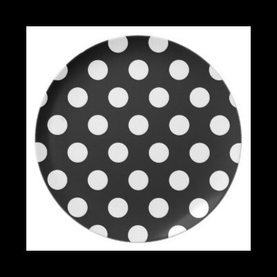 Prato redondo preto com bolinhas brancas