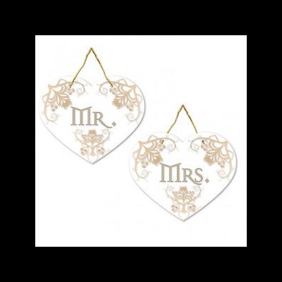 Dois painéis de coração decorativos com texto MR. e MRS. e detalhes dourados.