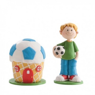 Figuras decorativas de casa e rapaz com bola de futebol.