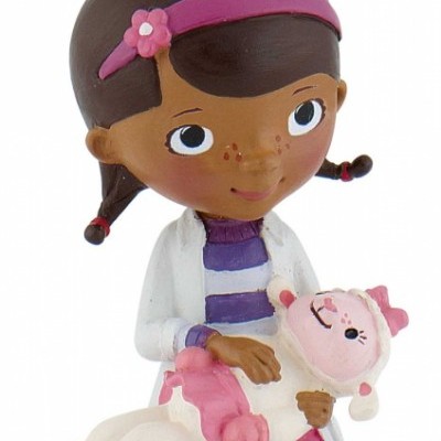 Figurinha de rapariga com cabelo castanho escuro e fita cor-de-rosa segurando boneco de ursinho rosa e branco