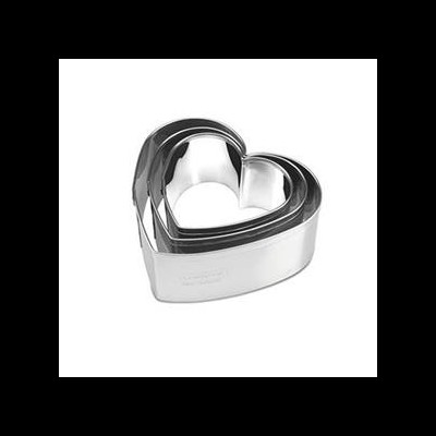 Três formas de aço inoxidável em forma de coração empilhadas