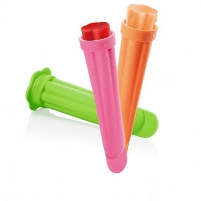 Três moldes coloridos para gelo ou gelado em plástico