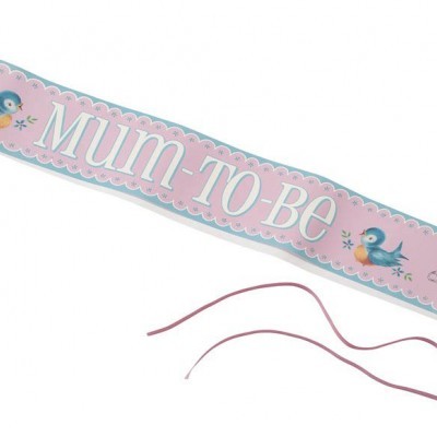 Faixa cor-de-rosa com texto 'MUM-TO-BE' e desenhos de pássaros azuis