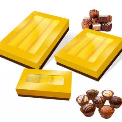 Caixas amarelas de chocolates variados com tampas transparentes e chocolates visíveis ao lado