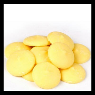 Pastilhas amarelas redondas empilhadas sobre fundo branco