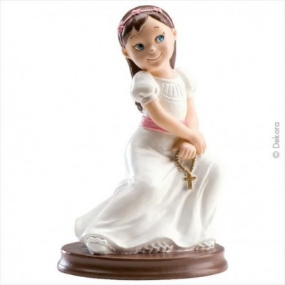Figura decorativa de menina ajoelhada em vestido branco com faixa rosa e auréola rosa segurando terço dourado