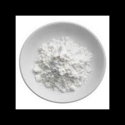 Pó branco em prato branco sobre fundo branco