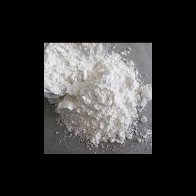 Poeira branca fina sobre superfície cinzenta