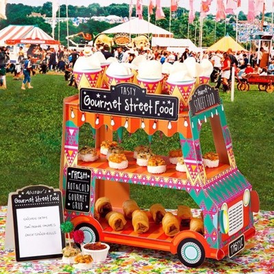 Carrinho de street food com decoração colorida e cones de gelo, pães recheados e rolos, com sinais escritos Gourmet Street Food